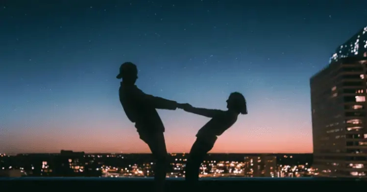 À la Fille Qui Doit Retomber Amoureuse d&#039;Elle-même