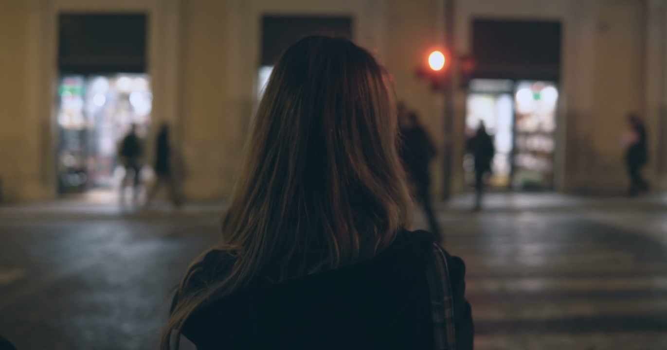 C&#039;est au cours des pires tempêtes de votre vie que vous verrez le vrai visage des personnes qui prétendent se soucier de vous .