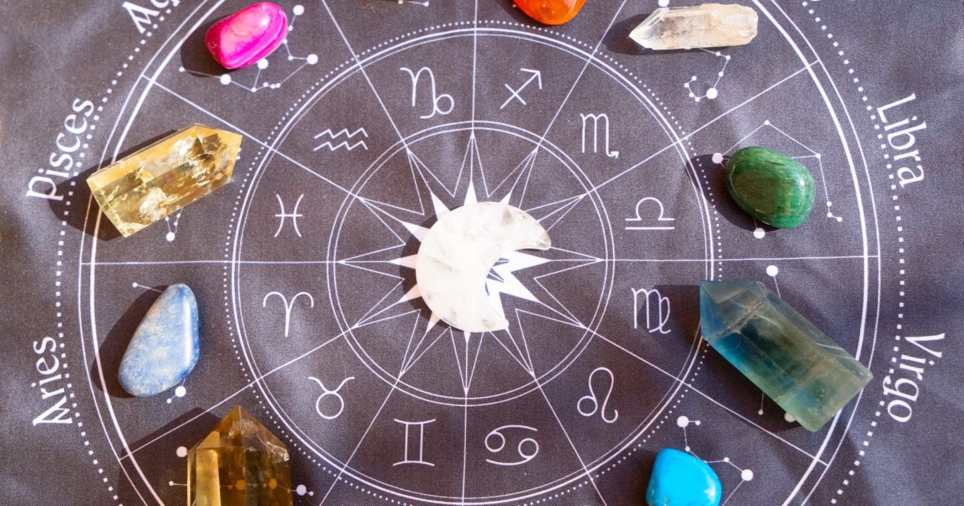Les 5 signes du Zodiaque avec ces Pierres de Naissance vont s&rsquo;en sortir le mieux en amour en 2025
