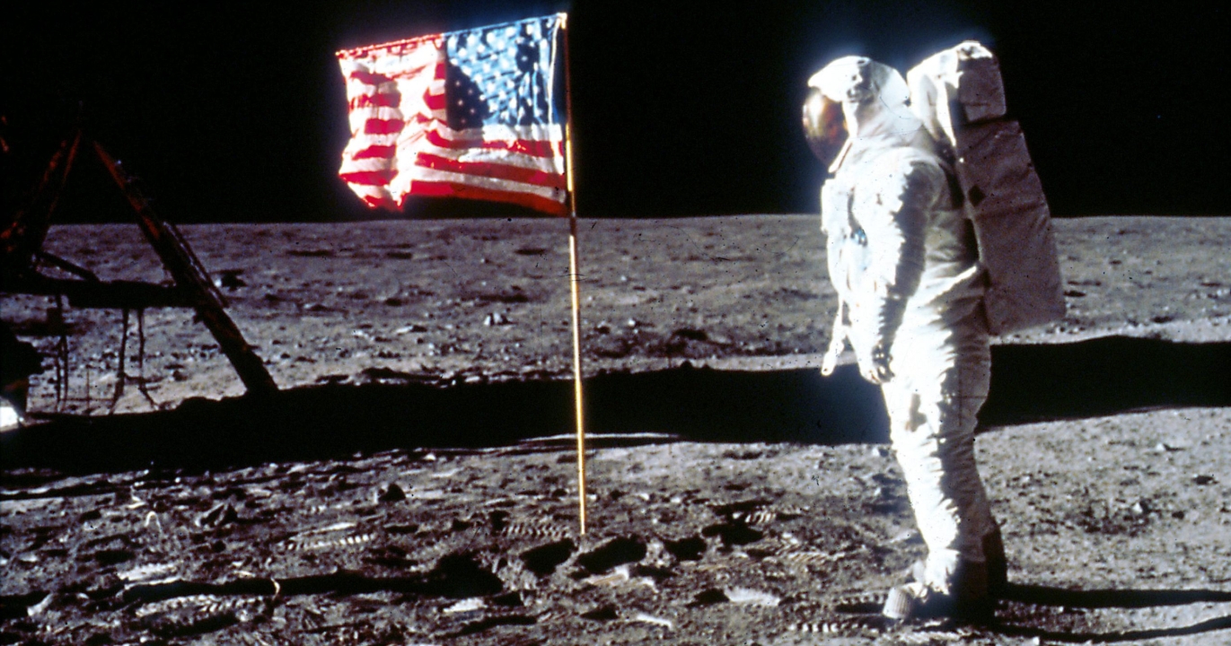 Les théories du complot autour de la photo virale de Buzz Aldrin plantant le drapeau américain sur la Lune