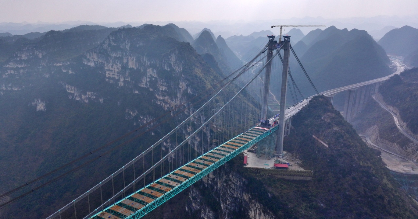 La Chine inaugure le plus haut pont du monde : un exploit d’ingénierie qui bouleverse la mobilité