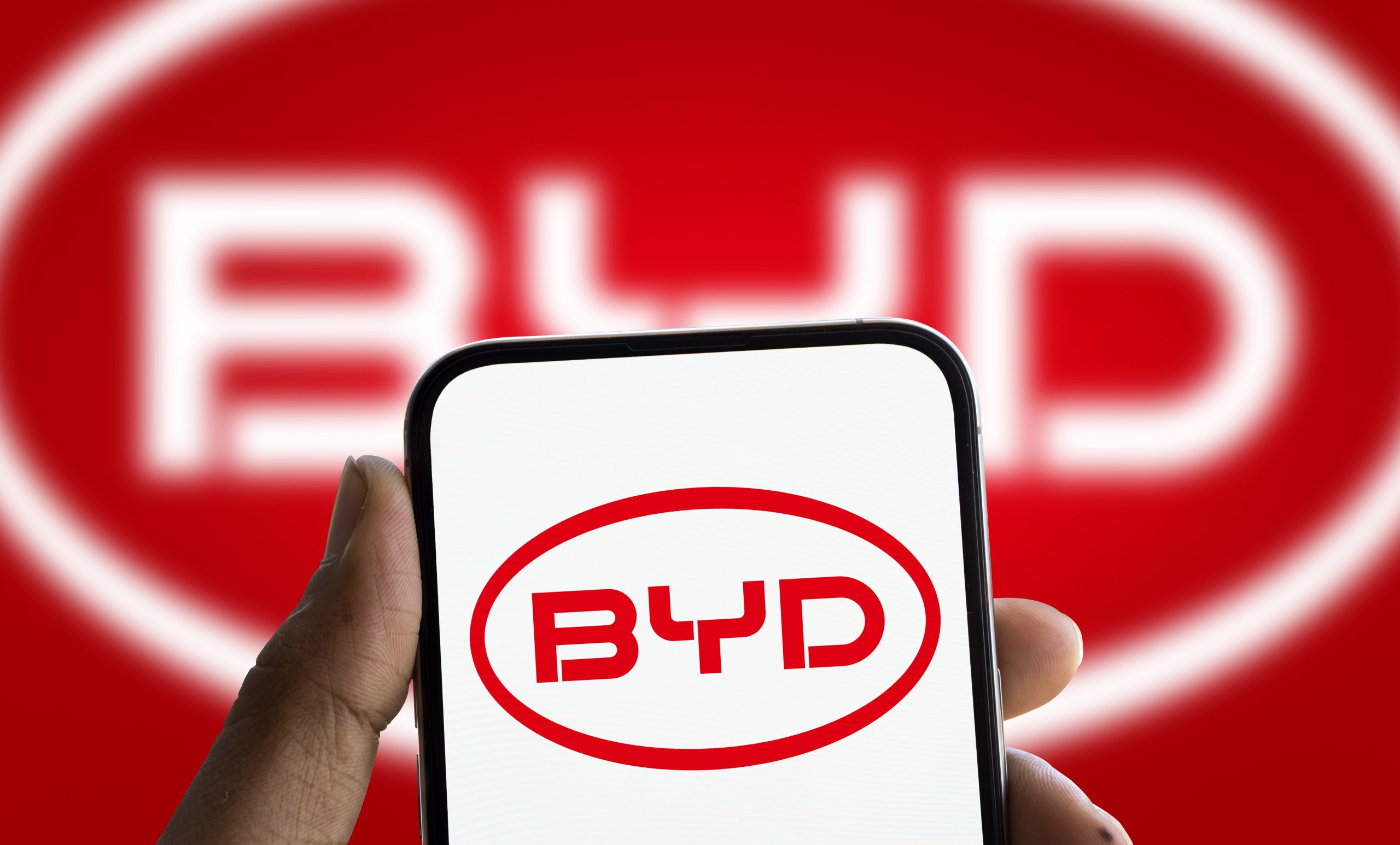 BYD pulvérise tous les records : recharger une voiture électrique en 5 minutes, c’est désormais possible !
