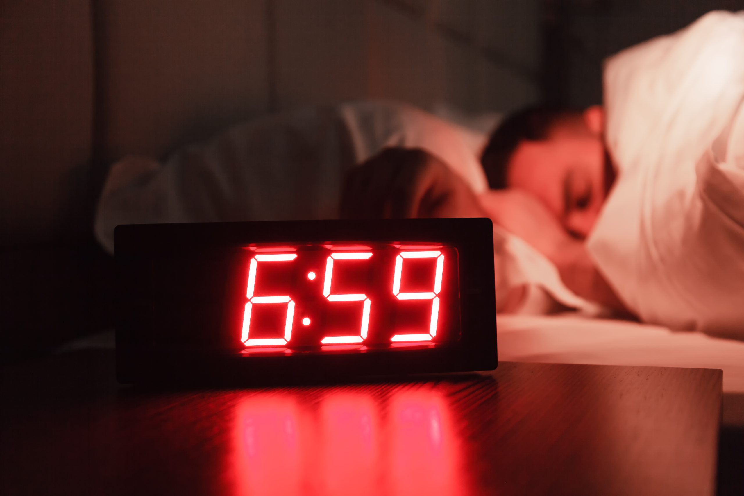 Snooze : l’erreur du matin qui ruine votre énergie et votre santé, selon les experts !
