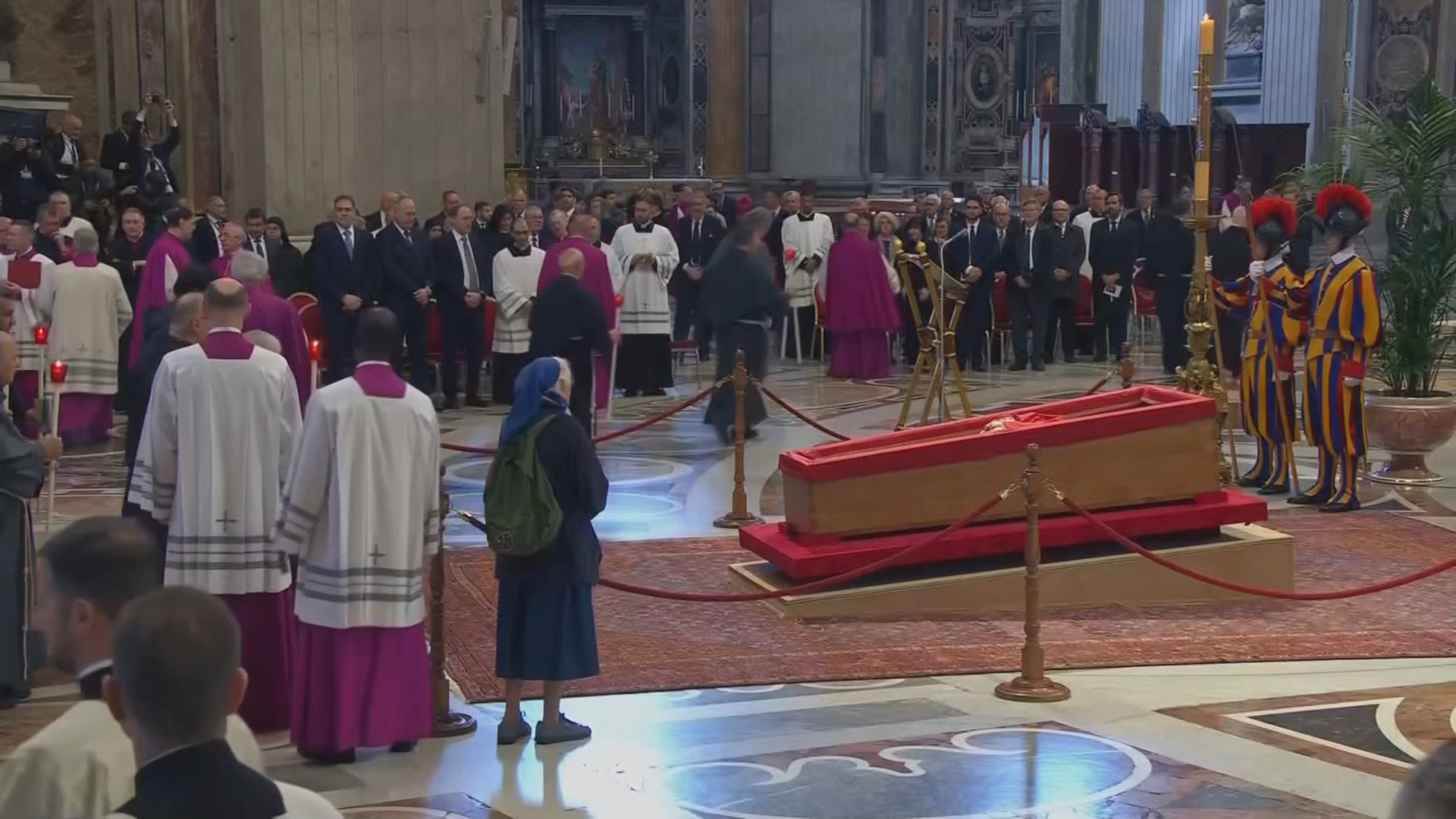 La religieuse qui a bouleversé le Vatican : l’adieu bouleversant de Sœur Geneviève à son ami, le pape François
