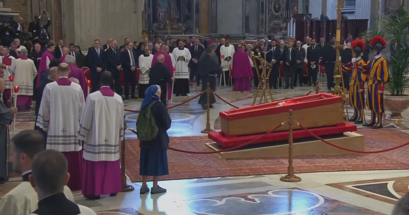 La religieuse qui a bouleversé le Vatican : l’adieu bouleversant de Sœur Geneviève à son ami, le pape François