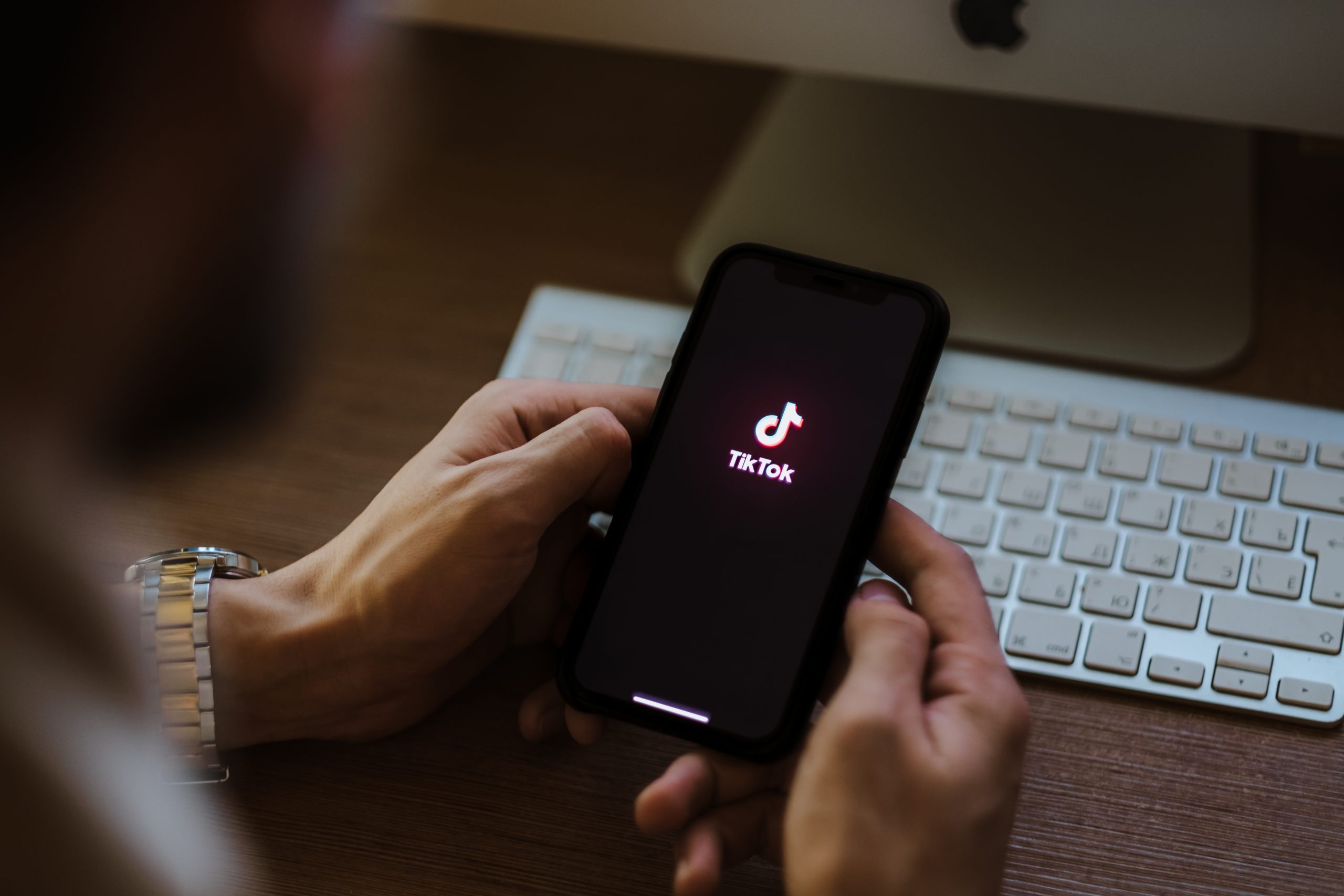 TikTok sur le fil : Trump impose un ultimatum, la vente américaine suspendue à Pékin
