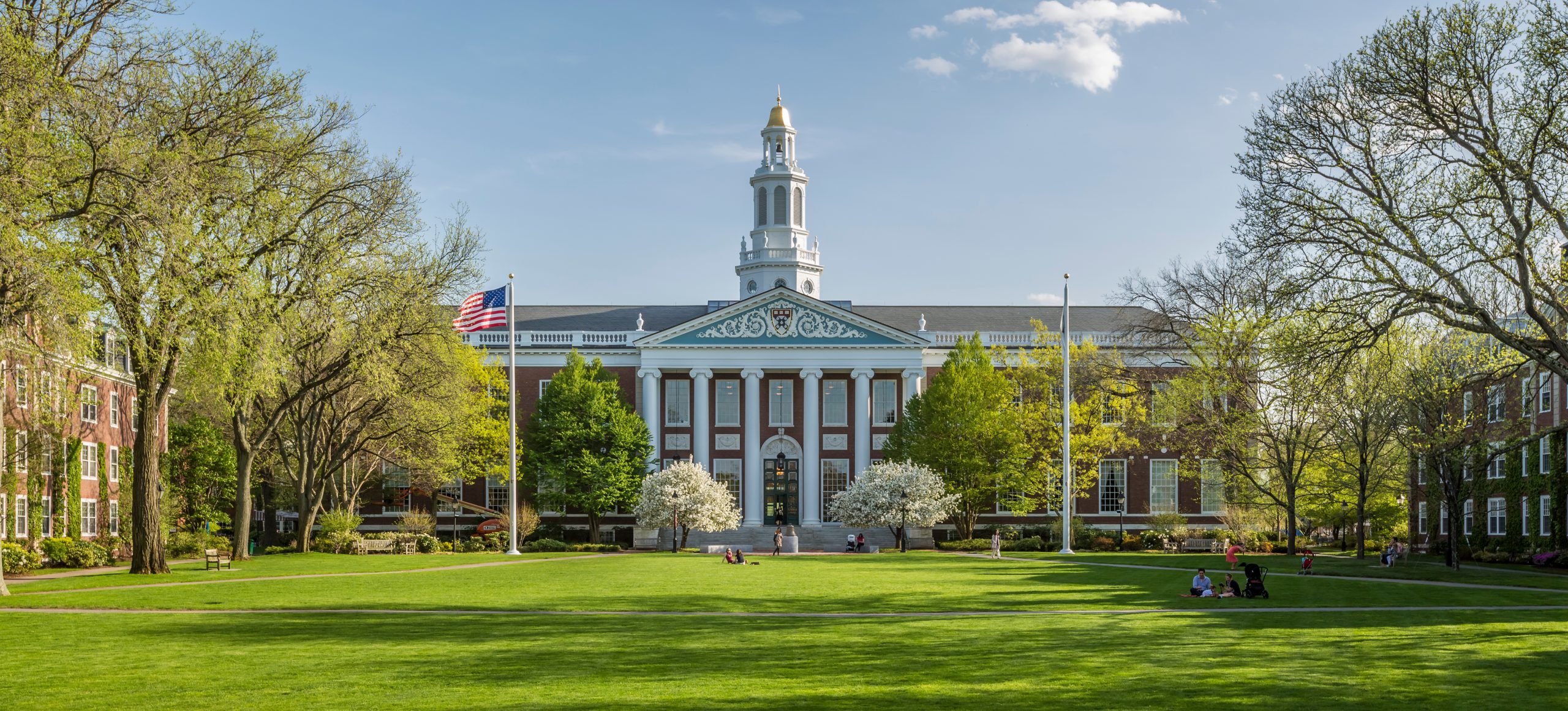 Harvard offre tout gratuit : une révolution pour les familles à revenu moyen !