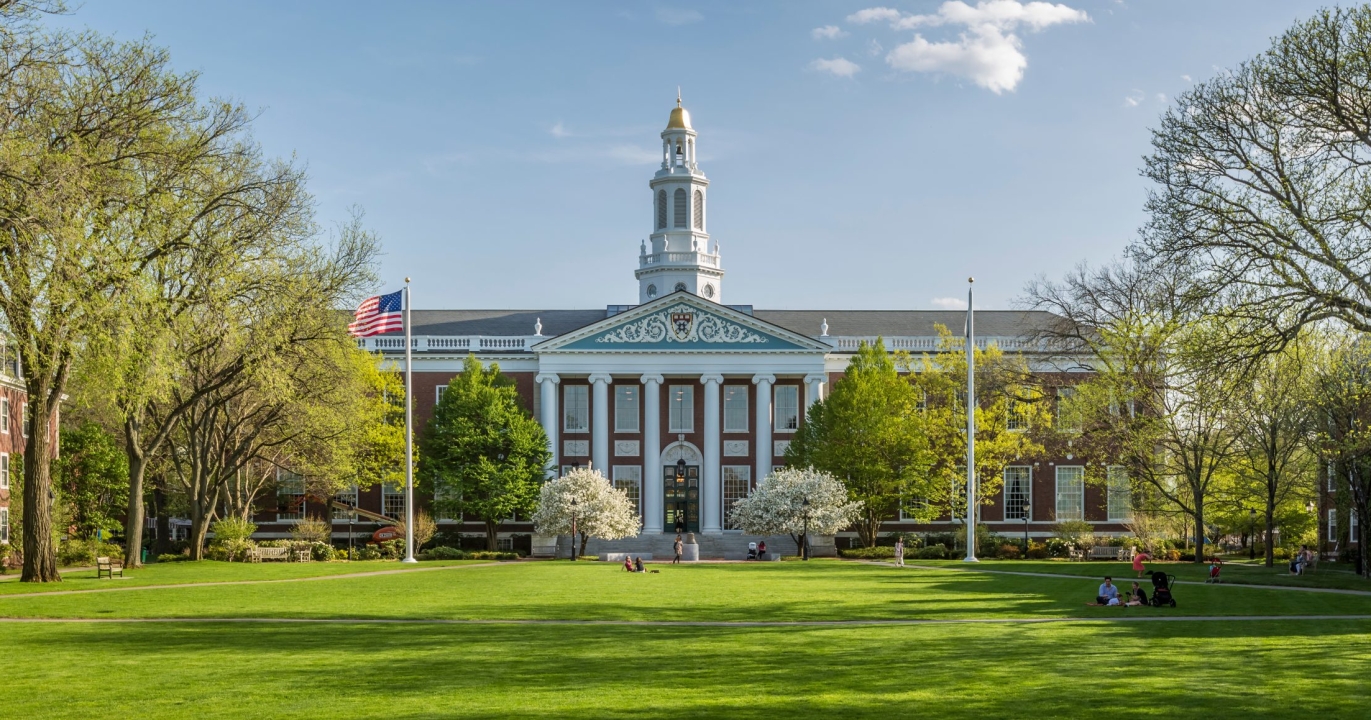 Harvard offre tout gratuit : une révolution pour les familles à revenu moyen !