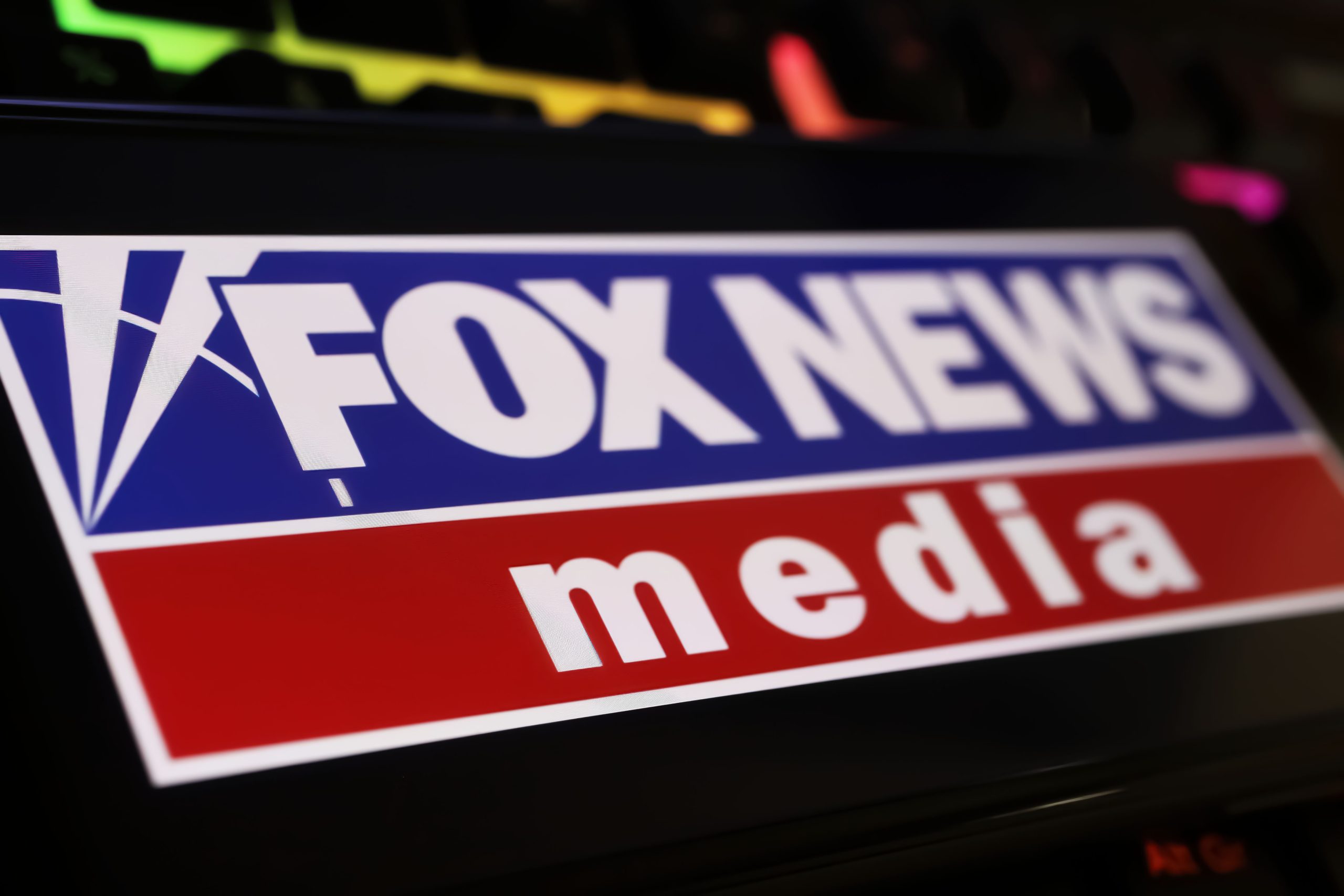 Fox news sous le feu croisé : entre fidélité MAGA et crédibilité journalistique