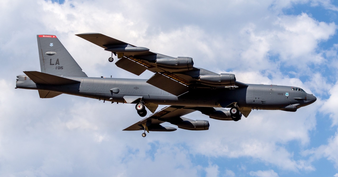 Collision évitée de justesse : quand l’ombre d’un B-52 menace le trafic aérien américain