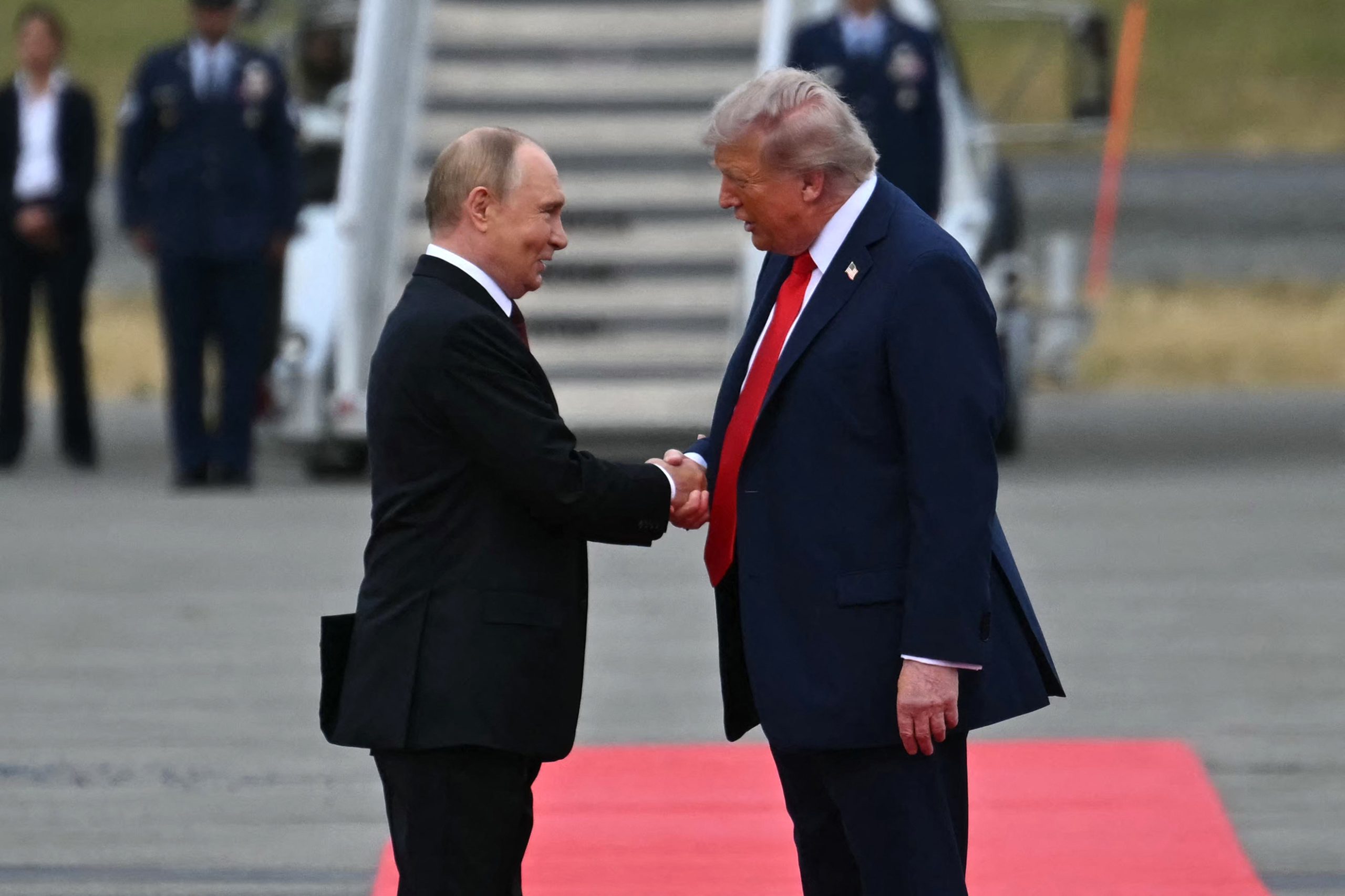 Glaçante poignée de main en Alaska : Trump et Poutine ouvrent un sommet sous haute tension