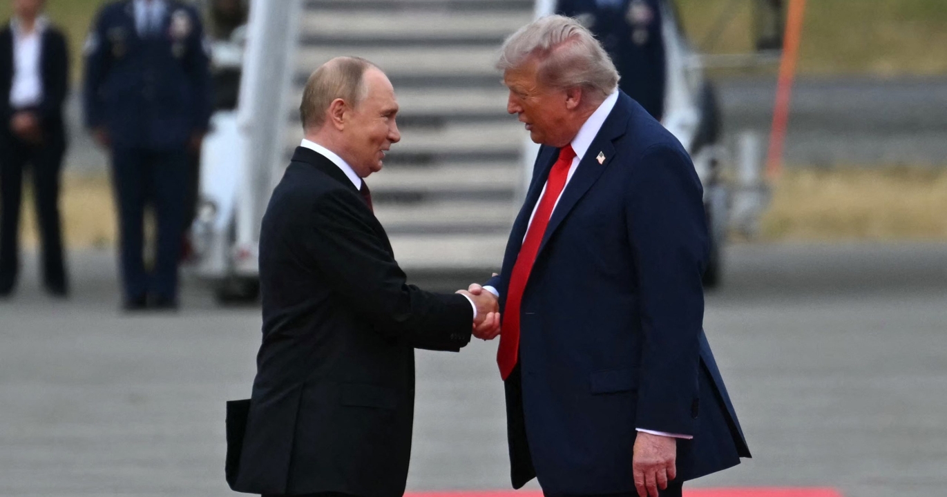 Glaçante poignée de main en Alaska : Trump et Poutine ouvrent un sommet sous haute tension