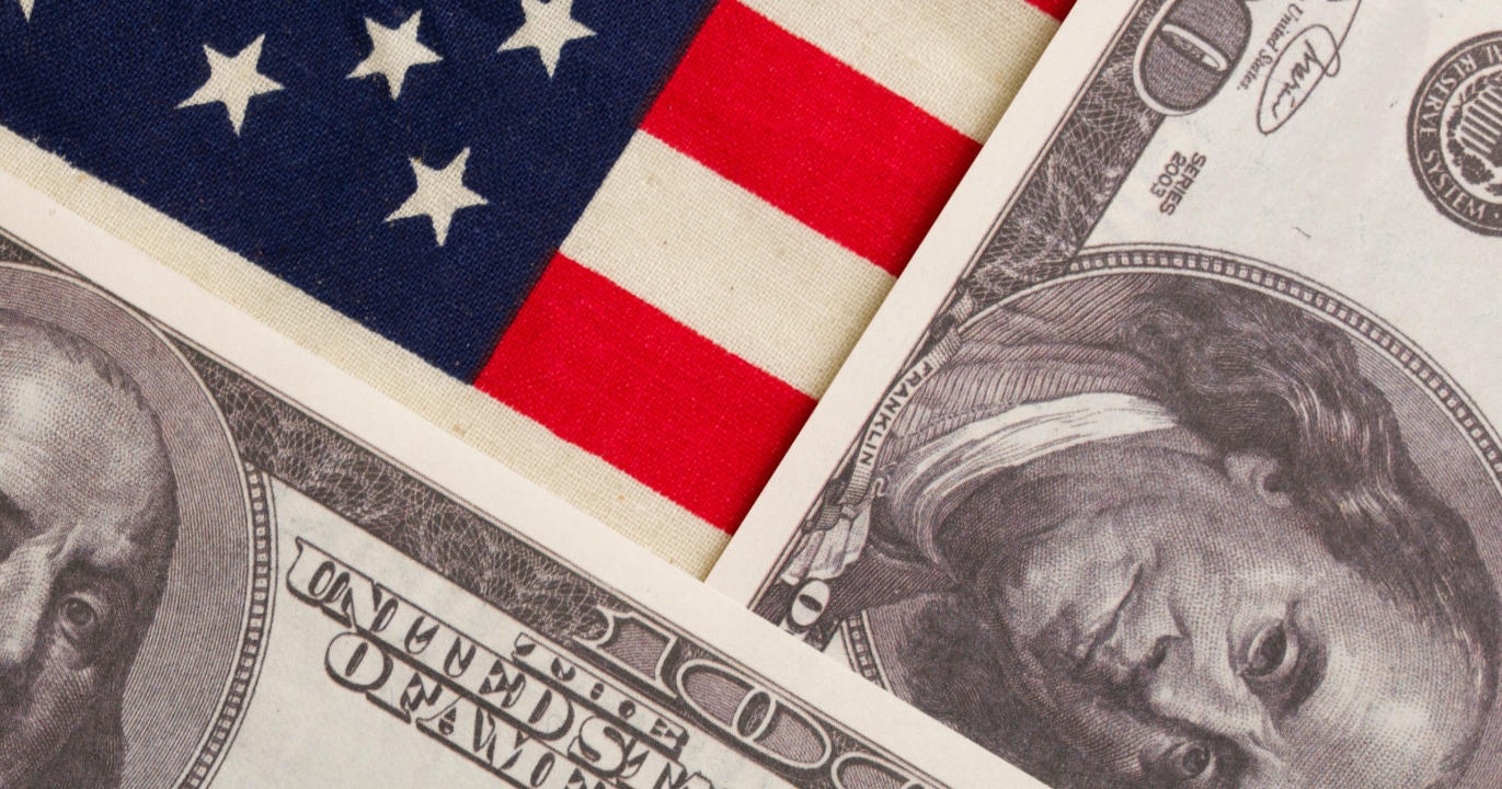 Trump jubile face au départ surprise à la Fed : un fauteuil vide synonyme d&#039;orage monétaire