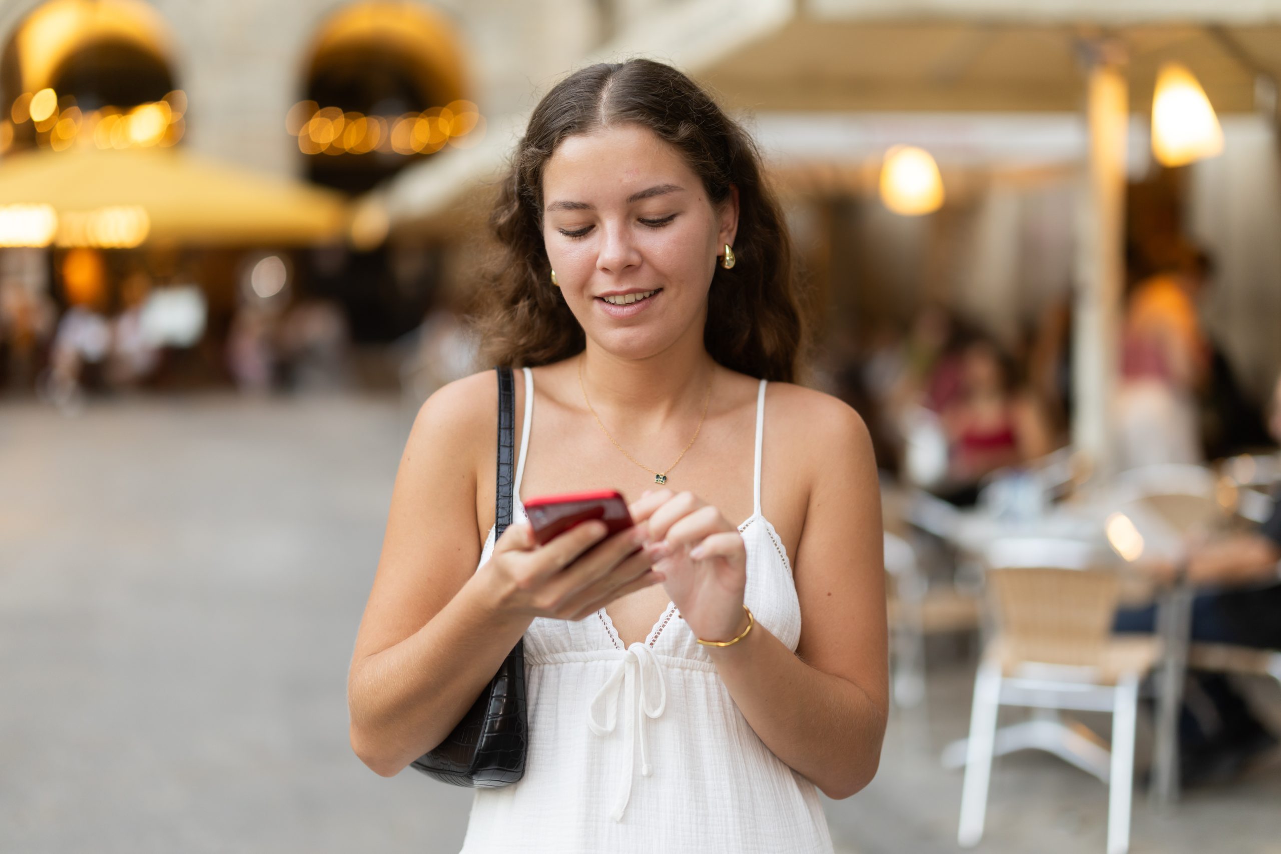 Communiquer dans l’ombre : bitchat, la messagerie qui défie Internet et tous ses monstres