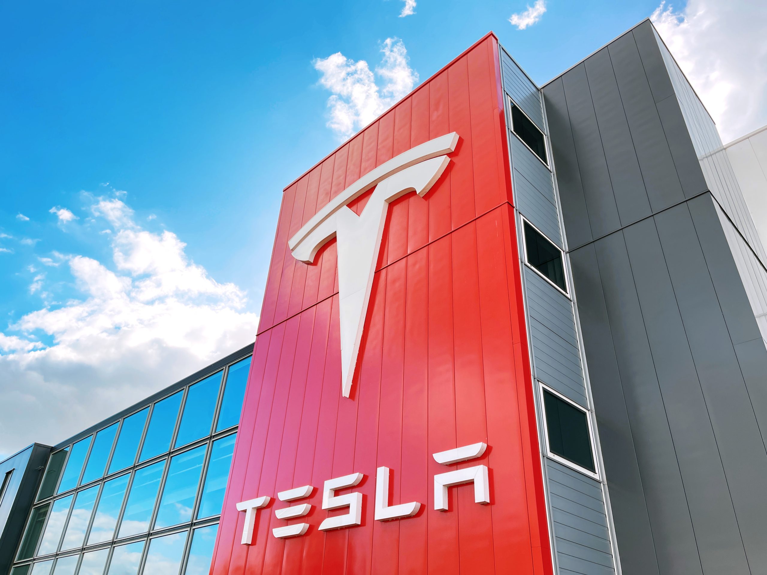 La défense Tesla : l’innovation face à la sanction