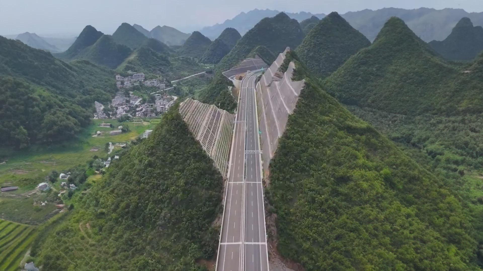 Chine : une montagne découpée en deux pour construire une nouvelle route