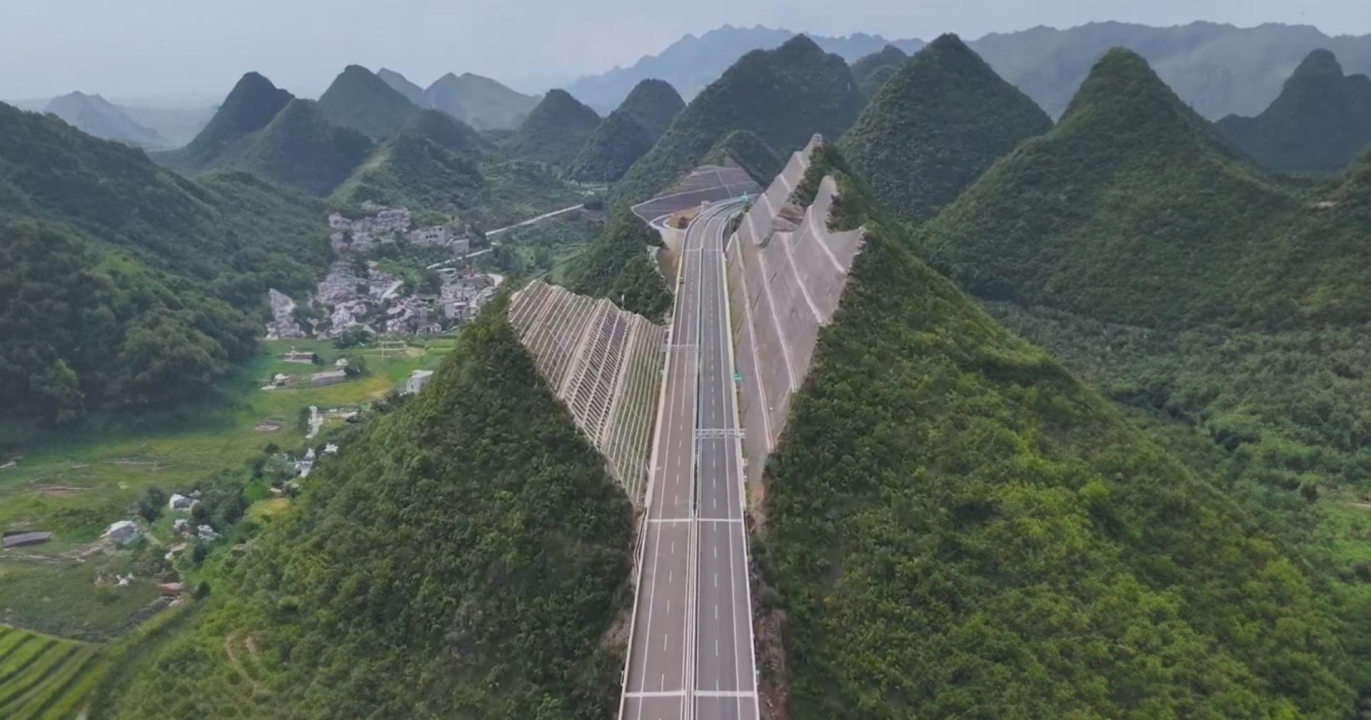 Chine : une montagne découpée en deux pour construire une nouvelle route