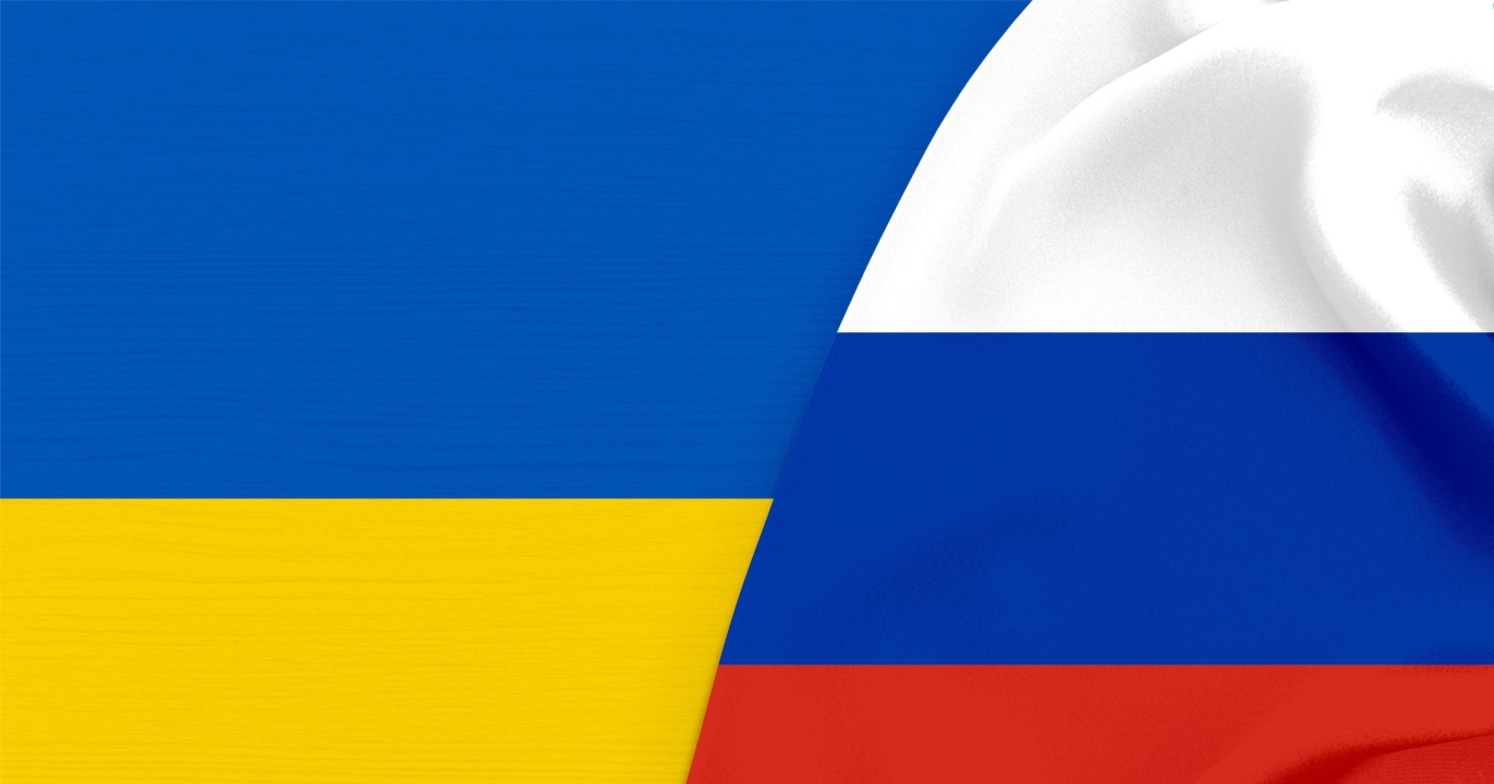 Feodossia s&#039;embrase : les drones ukrainiens incendient le géant pétrolier de Crimée