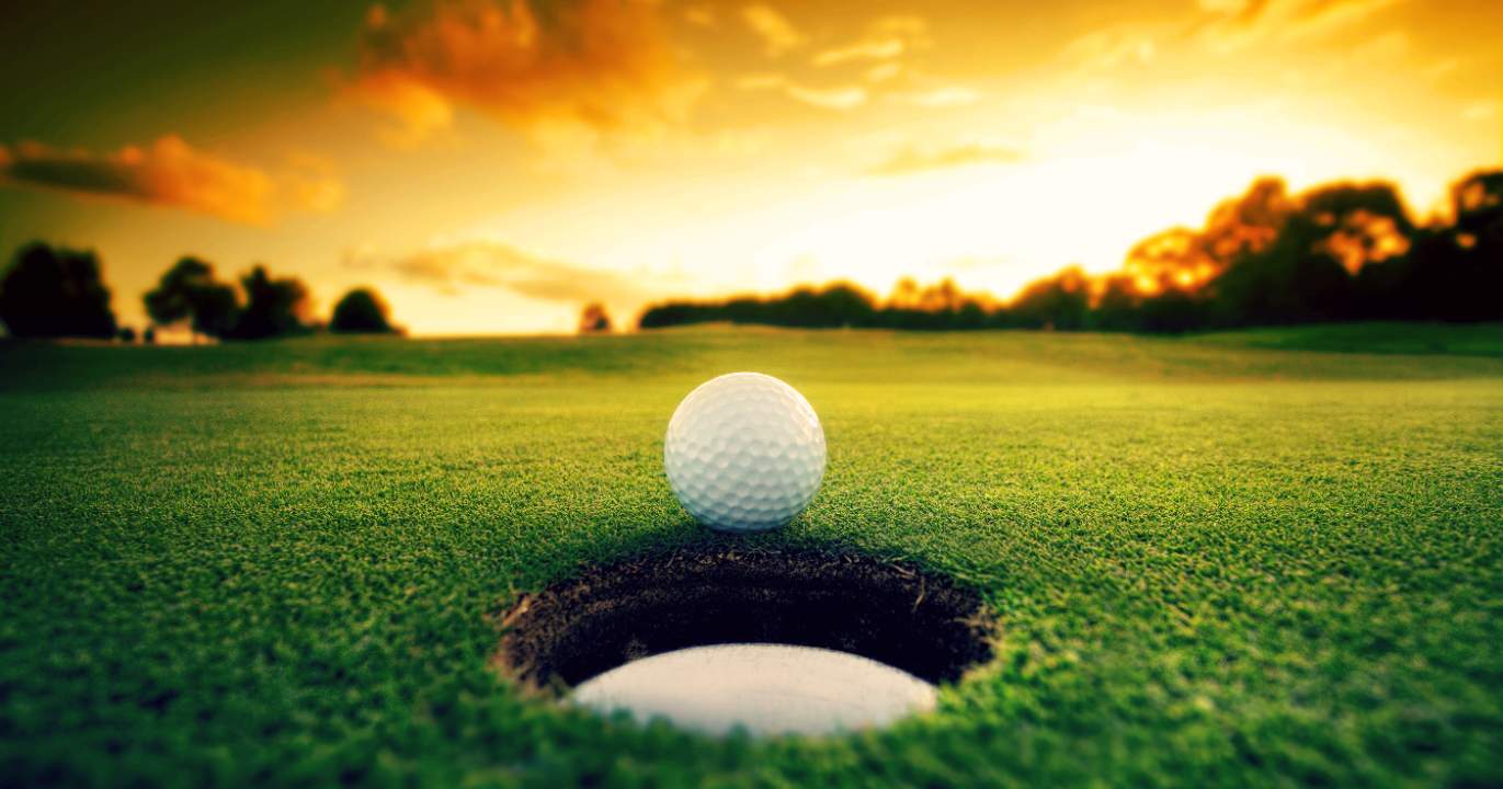 CHRONIQUE : 100 millions pour du golf — pendant que l&rsquo;Amérique crève à petit feu