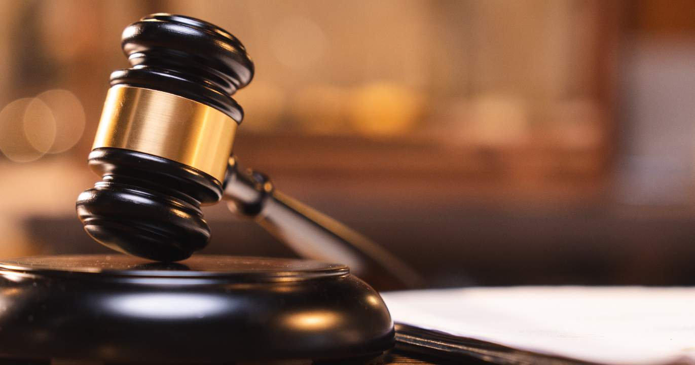 26 juges se lèvent — et le mot « vulgaire » tombe comme un verdict