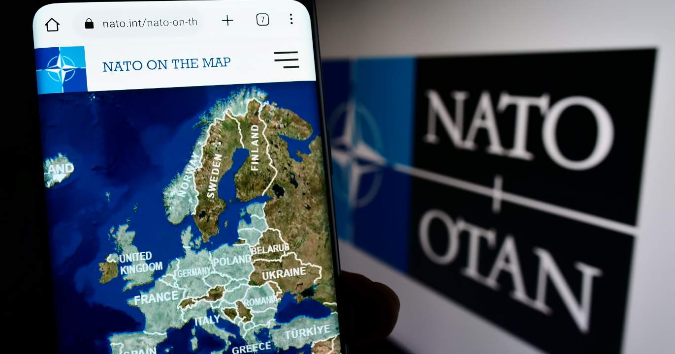 CHRONIQUE : Trump poignarde l'OTAN dans le dos pendant que Téhéran brûle encore
