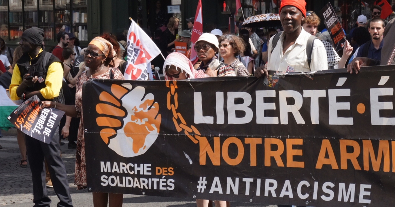 14 juillet : la Bastille résonne d&rsquo;un appel antimilitariste contre les conflits armés